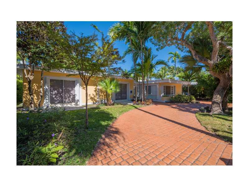 Remodeled 4 bd., 2 Ba. Custom home (not a Mackle). Foyer entry, separate living and dining rooms. Eat-in Kitchen with wood cabinets and granite countertop. Large master suite with double sinks, Jacuzzi and bidet in Master Bath. Large covered terrace. Be ach Club membership