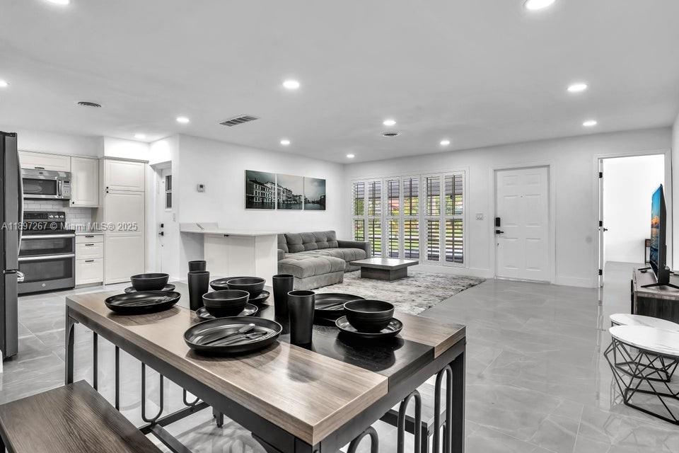 View photos, virtual tours, details... 2112 N 14th ter