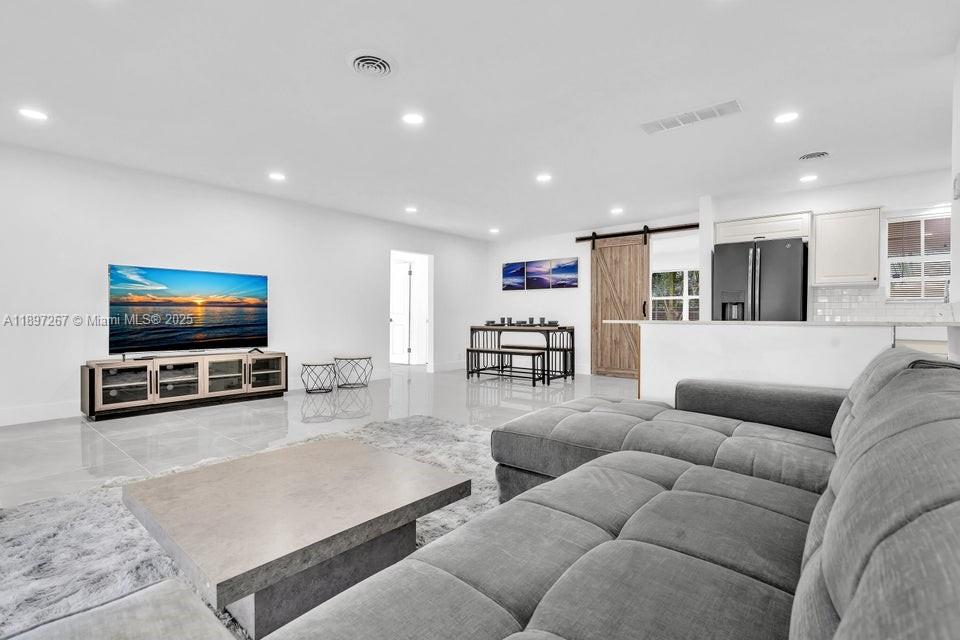 View photos, virtual tours, details... 2112 N 14th ter