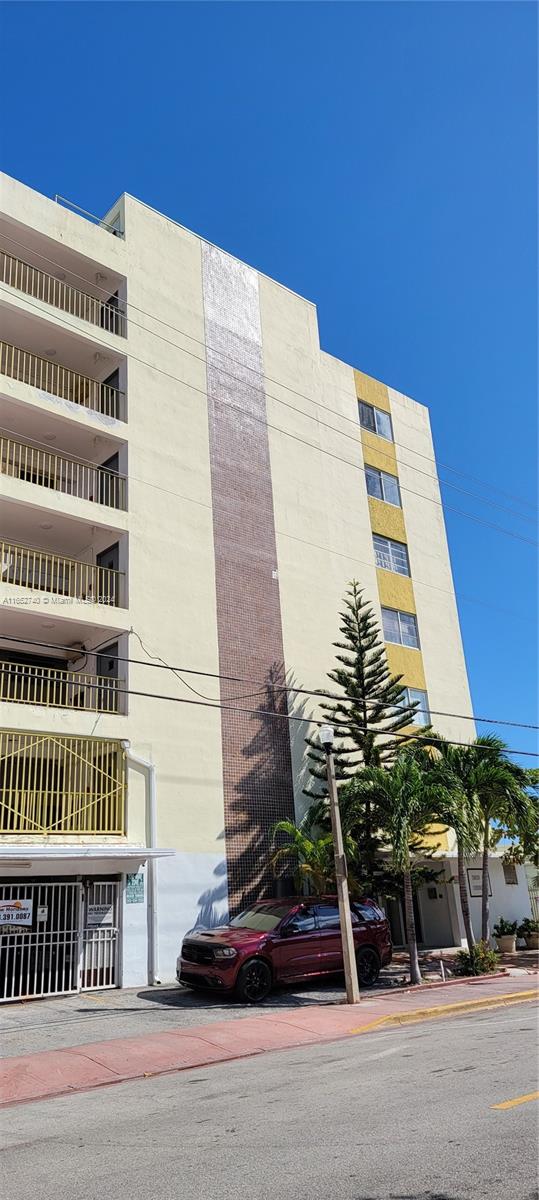 Cozy & spacious unit in a perfect location - blocks from the beach, close to shops, restaurants and bars. Fully renovated 1bed/2 bath has: new A/C, stainless steel appliances, new kitchen cabinetry & granite counter tops. Modern tile flooring throughout the unit and much more. Secured covered parking. Washer and dryer in unit! Building under construction and renovation - assessment fees will be paid at closing. Easy to show - on SUPRA lockbox!