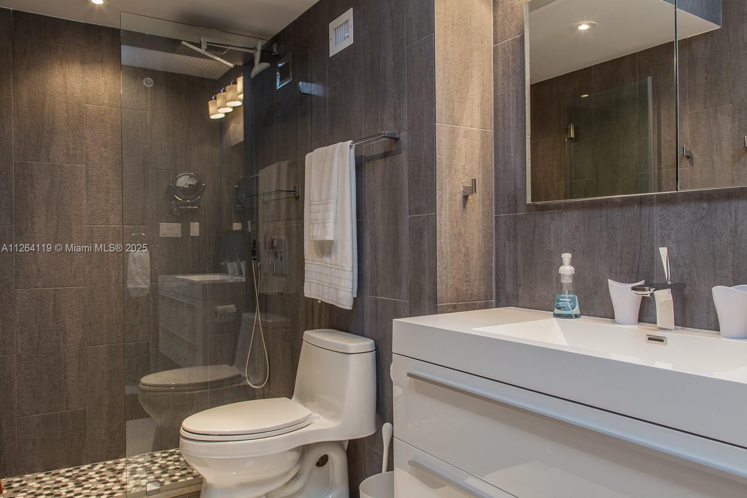 THE DECOPLAGE CONDO - Residential Lease