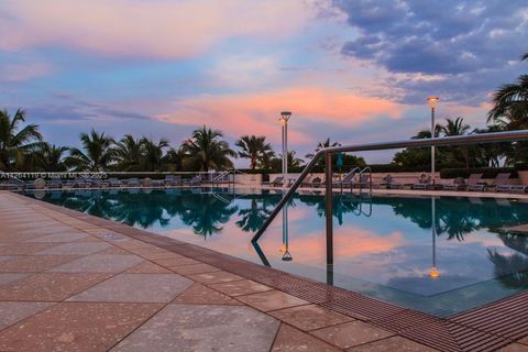 100 Lincoln Rd 943 Miami Beach FL 33139