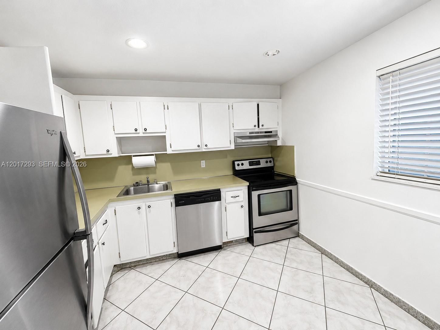 FOURTH GULFSTREAM GARDEN - Residential