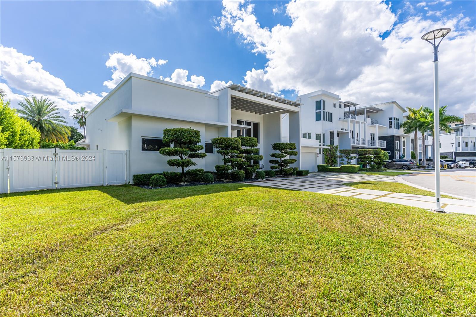 OASIS PARK SQUARE AT DORA - Residential