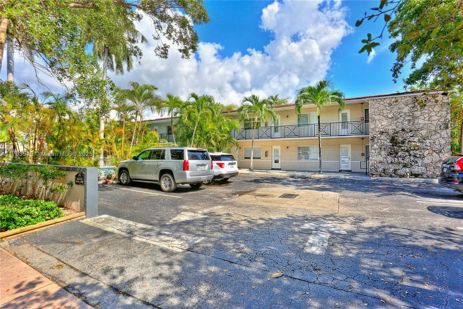 Coral Gables, Florida 33133, United States, 2 Bedrooms Bedrooms, ,1 BathroomBathrooms,Residential,Pending,119742