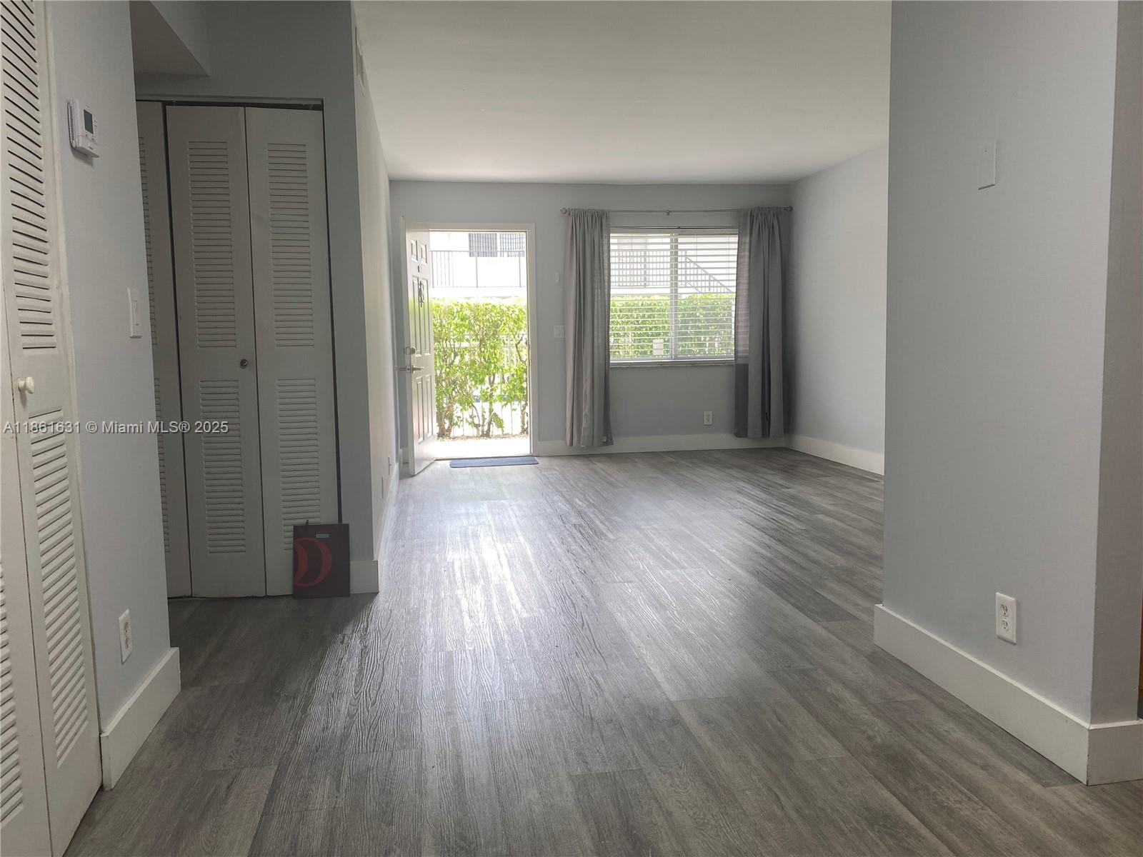 Beautiful and well maintained 2 Bedrooms /2 Bathrooms Condo located on the 1st Floor with pool view in the quiet and nice community, new floors, stainless steel appliances, washer and dryer inside de unit, great location shoppings and more !!! Make your appointment now ...