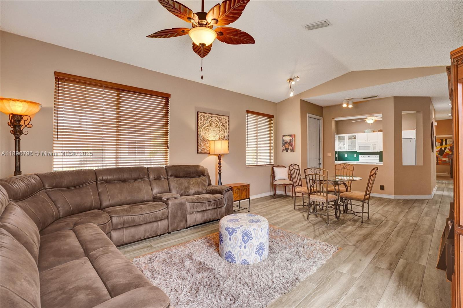 HOLLYWOOD LAKES COUNTRY C - Residential