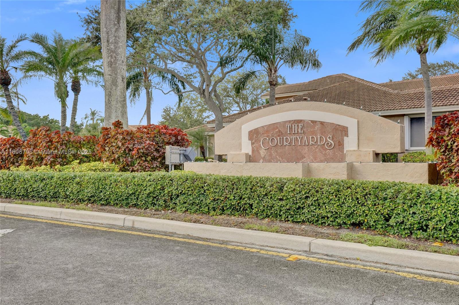 HOLLYWOOD LAKES COUNTRY C - Residential