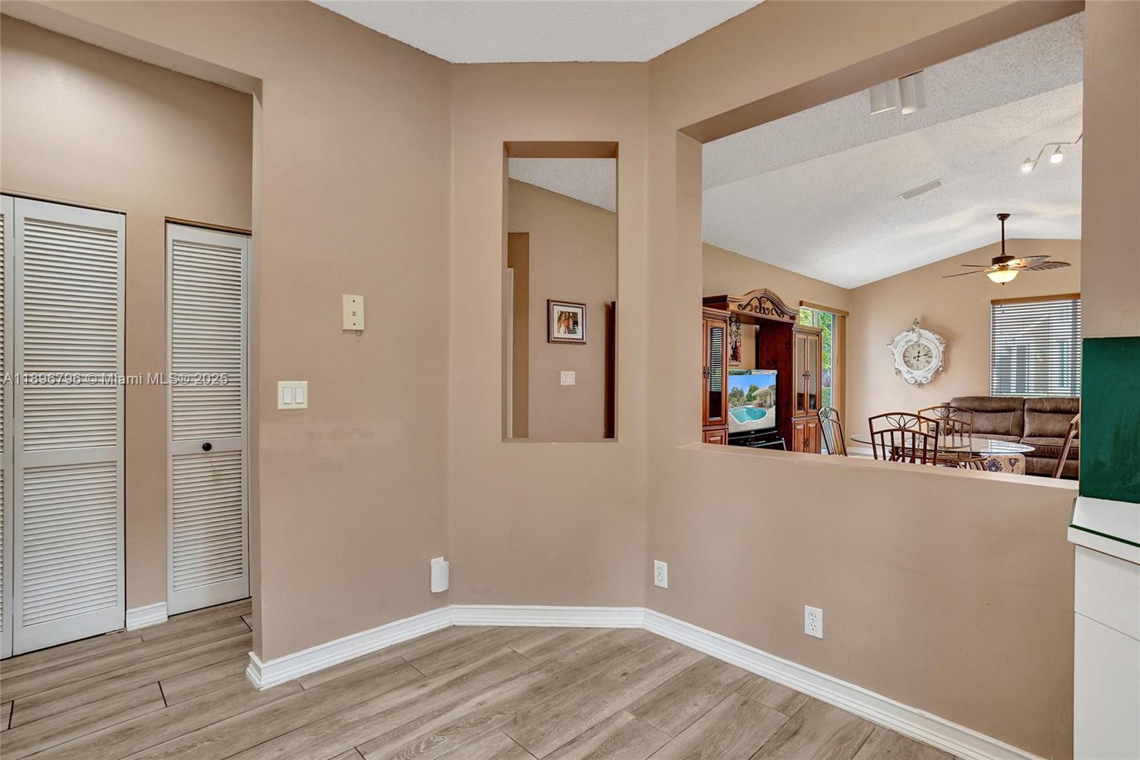 HOLLYWOOD LAKES COUNTRY C - Residential