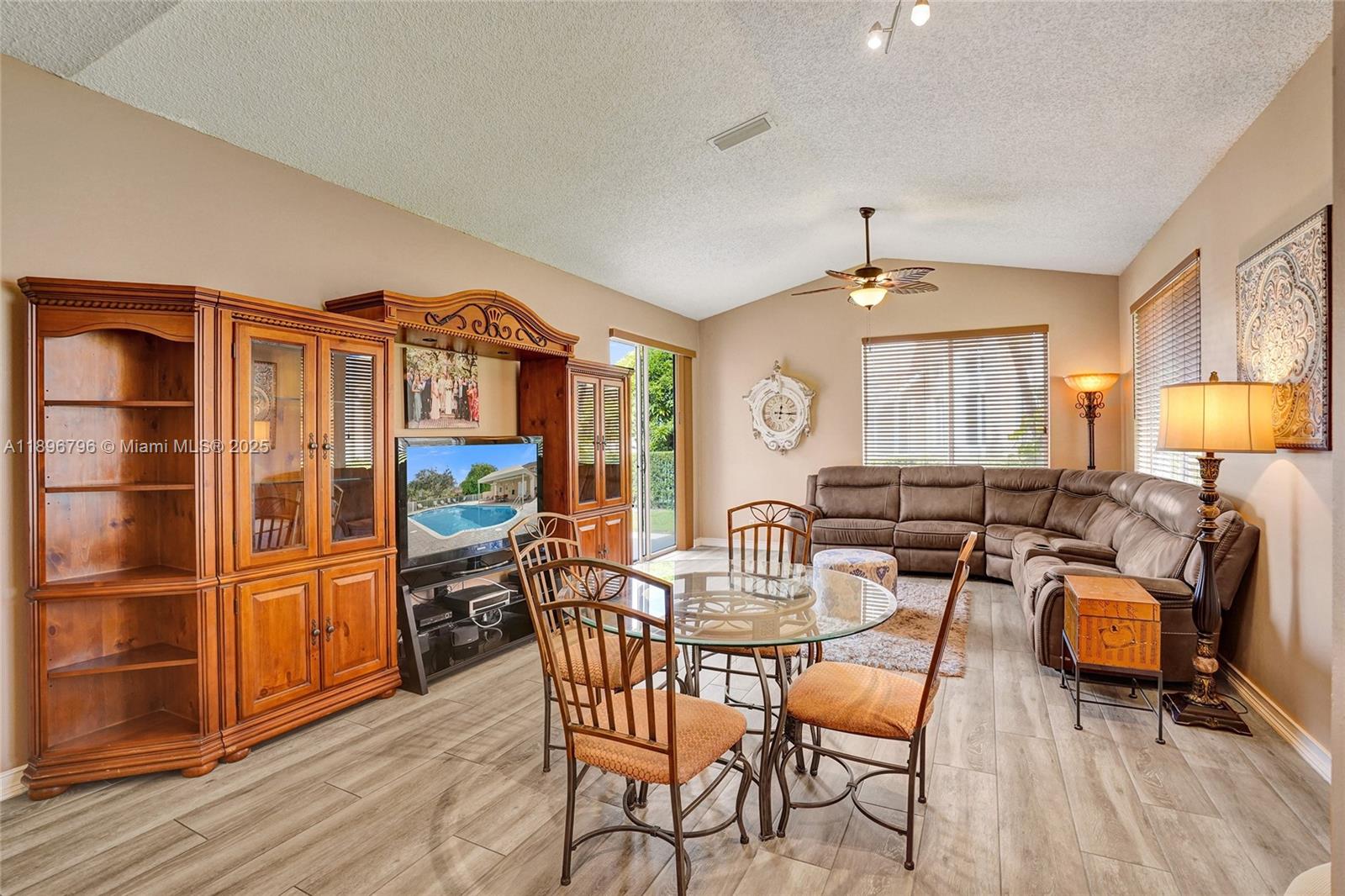 HOLLYWOOD LAKES COUNTRY C - Residential