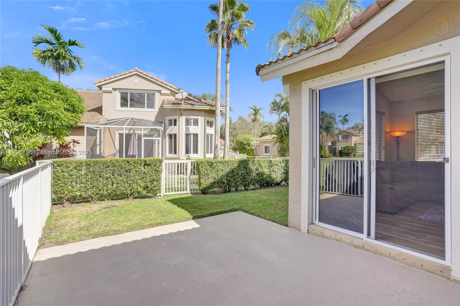 HOLLYWOOD LAKES COUNTRY C - Residential