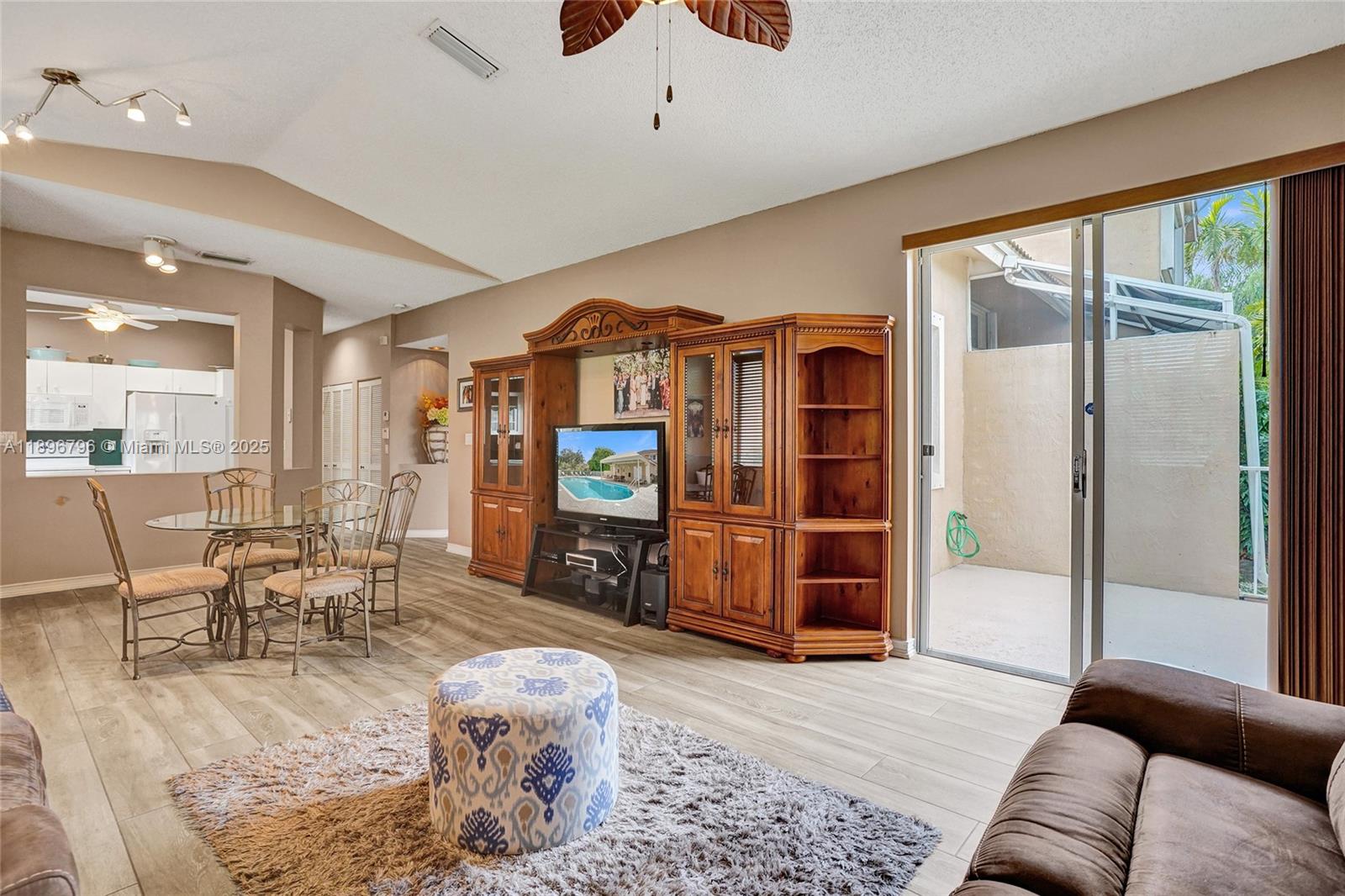 HOLLYWOOD LAKES COUNTRY C - Residential