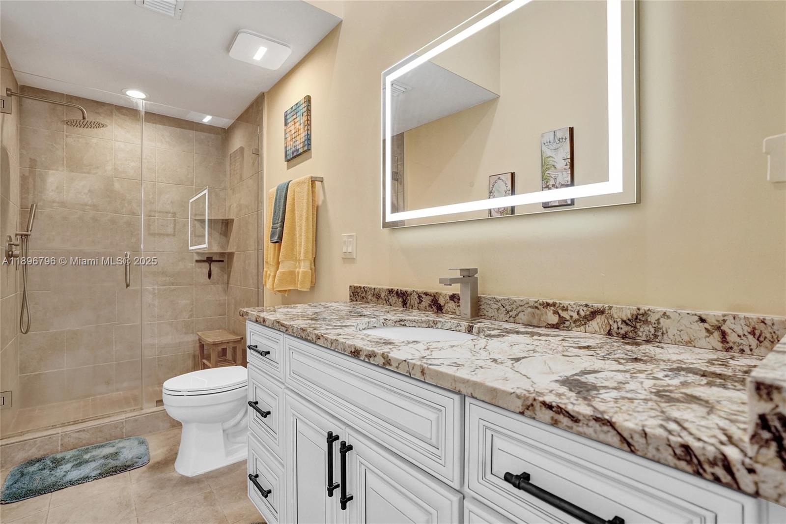 HOLLYWOOD LAKES COUNTRY C - Residential