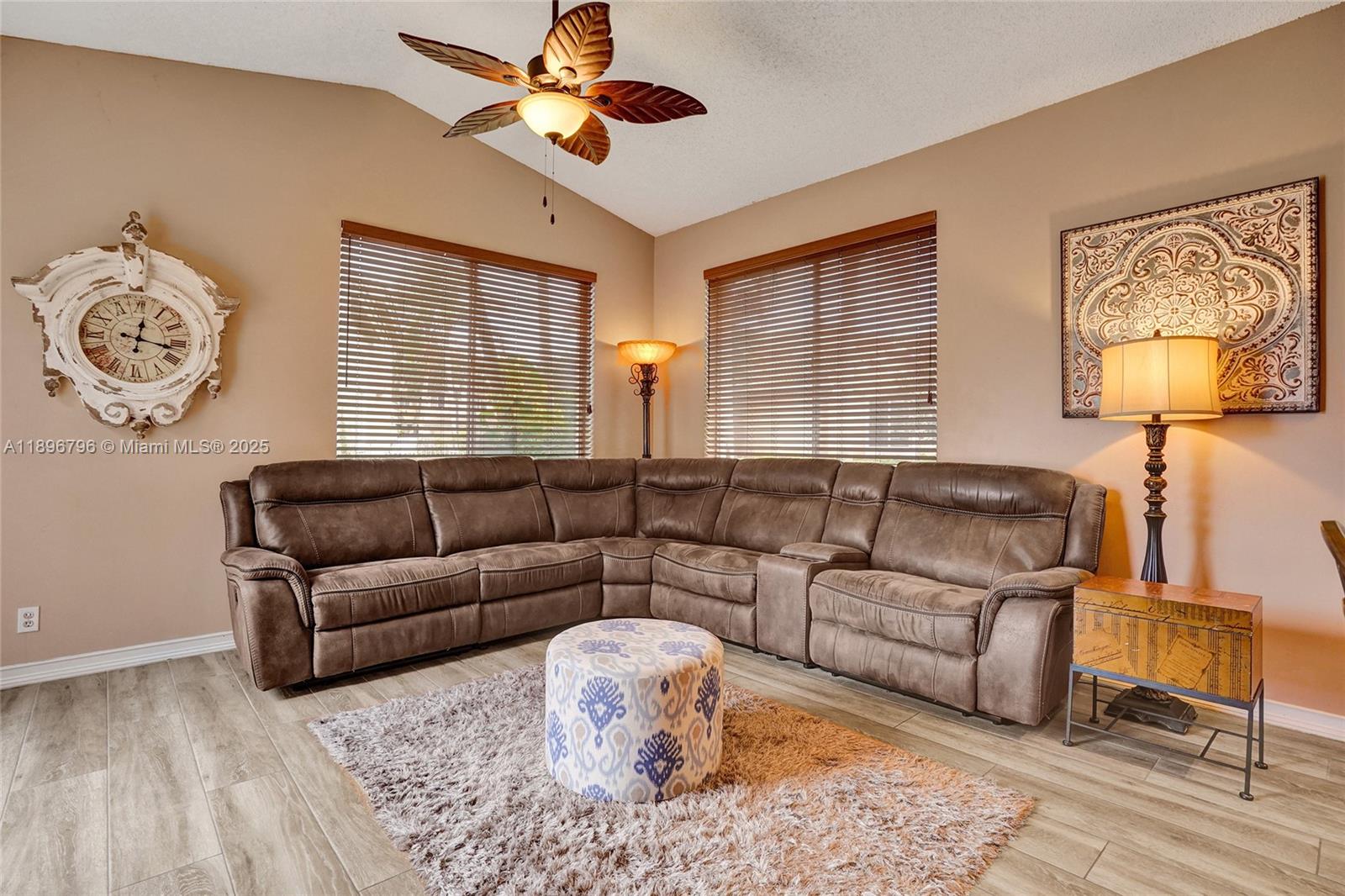 HOLLYWOOD LAKES COUNTRY C - Residential