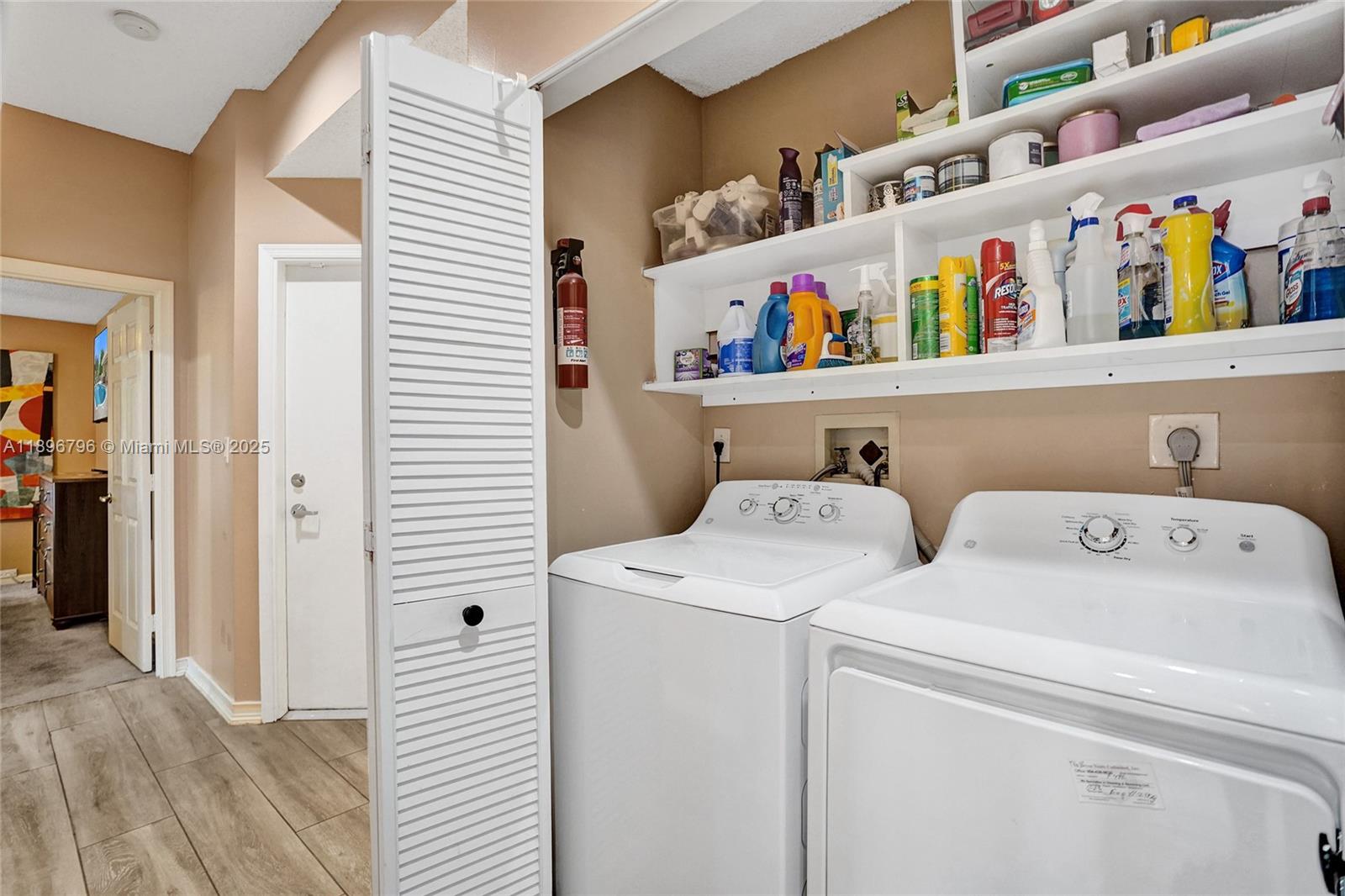 HOLLYWOOD LAKES COUNTRY C - Residential