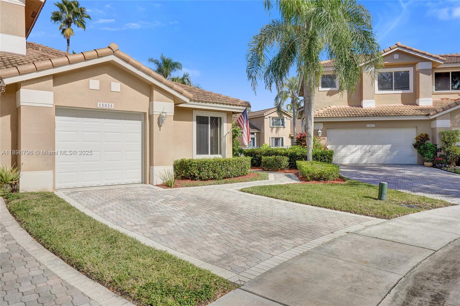 HOLLYWOOD LAKES COUNTRY C - Residential