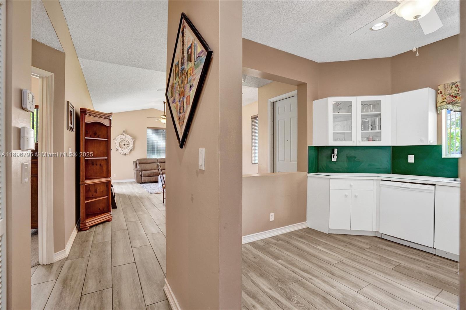 HOLLYWOOD LAKES COUNTRY C - Residential