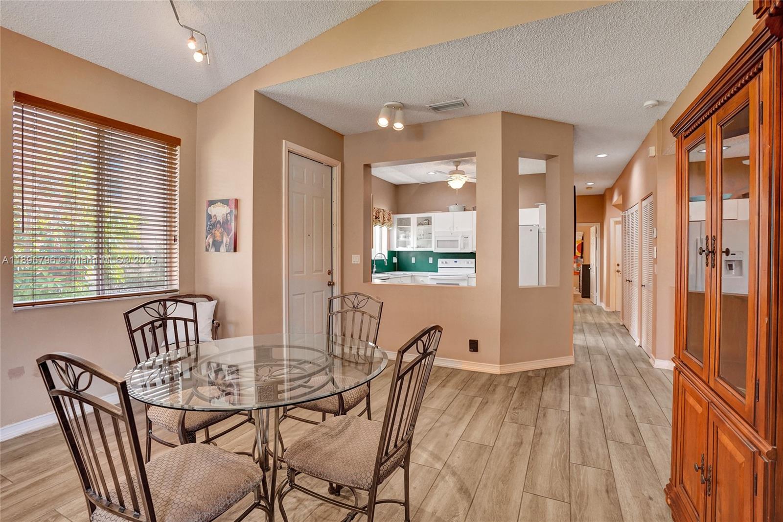 HOLLYWOOD LAKES COUNTRY C - Residential