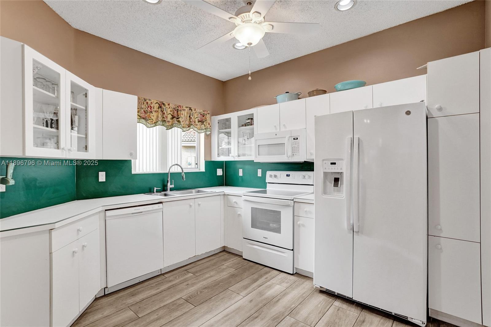 HOLLYWOOD LAKES COUNTRY C - Residential