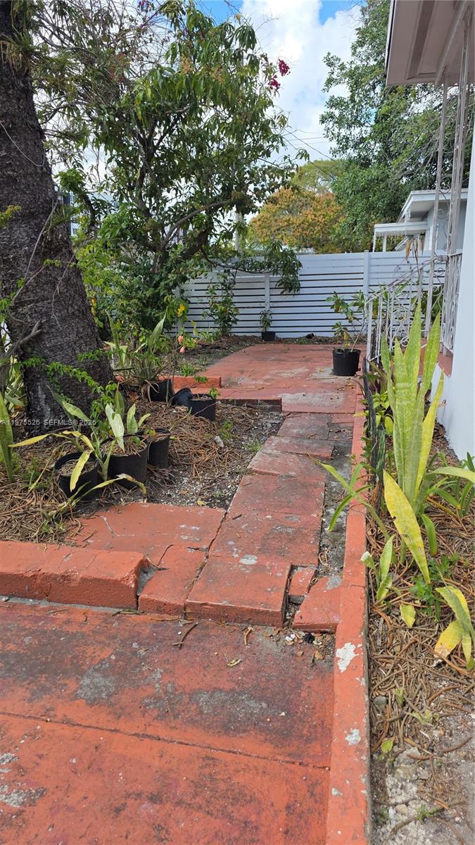 BUENA VISTA GARDENS - Residential Lease