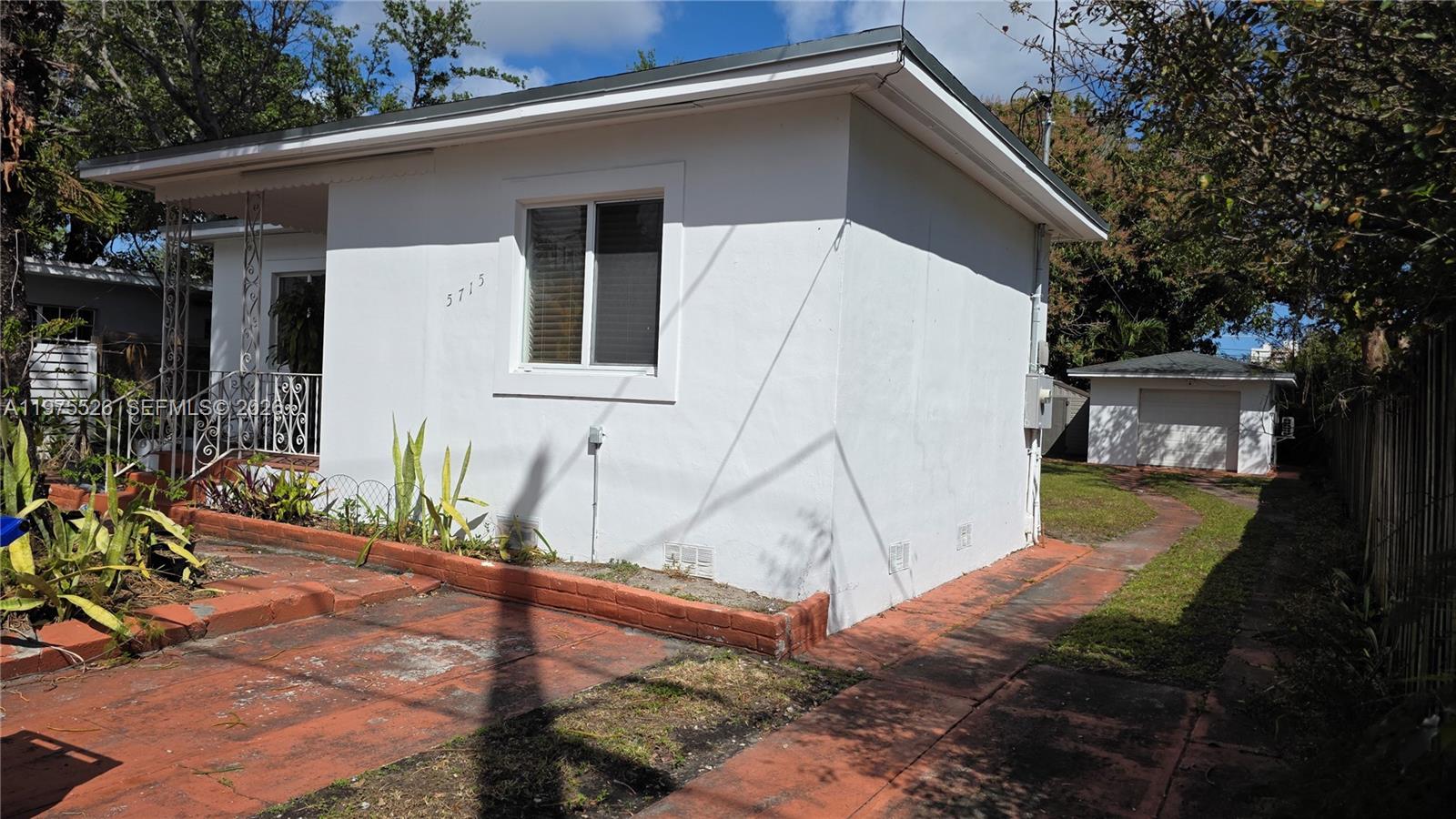 BUENA VISTA GARDENS - Residential Lease