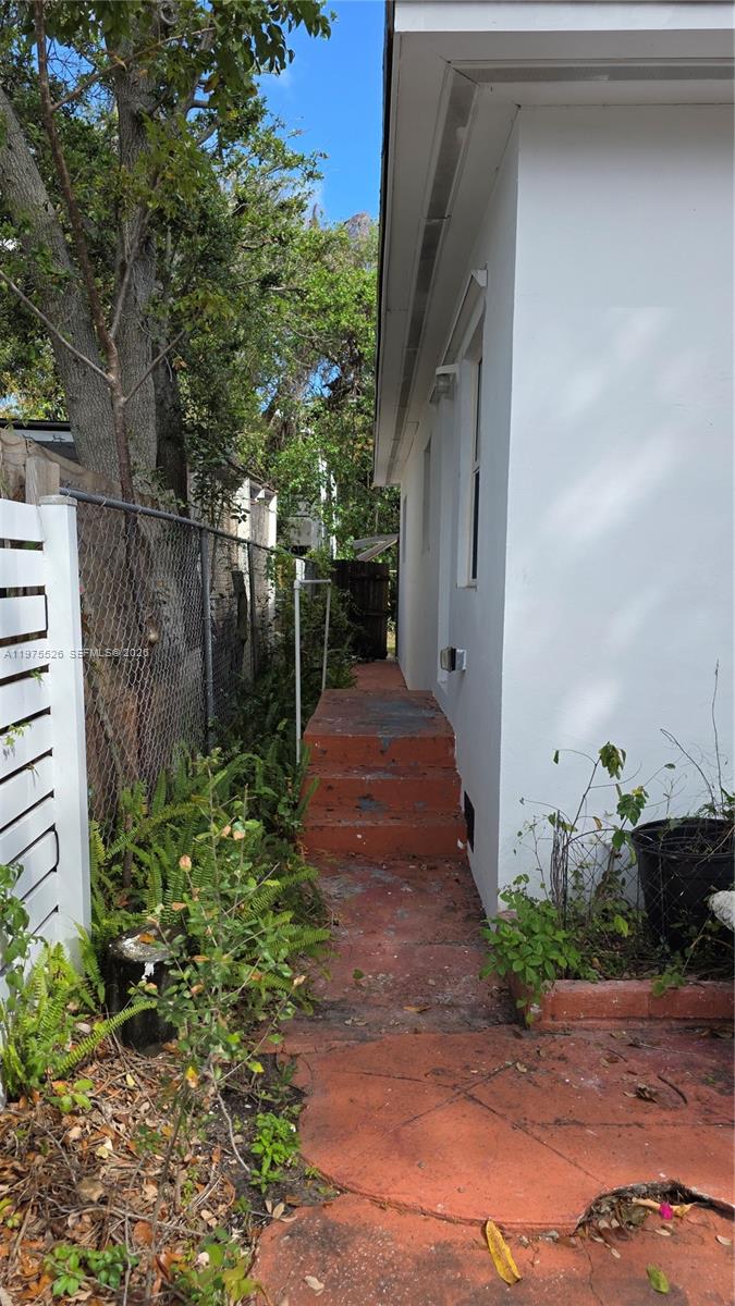 BUENA VISTA GARDENS - Residential Lease