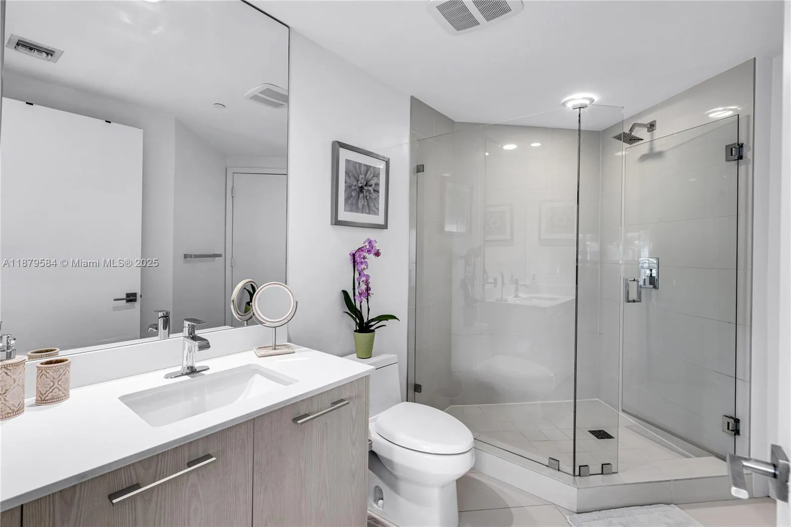 Miami, Florida 33130, United States, 2 Bedrooms Bedrooms, ,2 BathroomsBathrooms,Residential,Active,211092