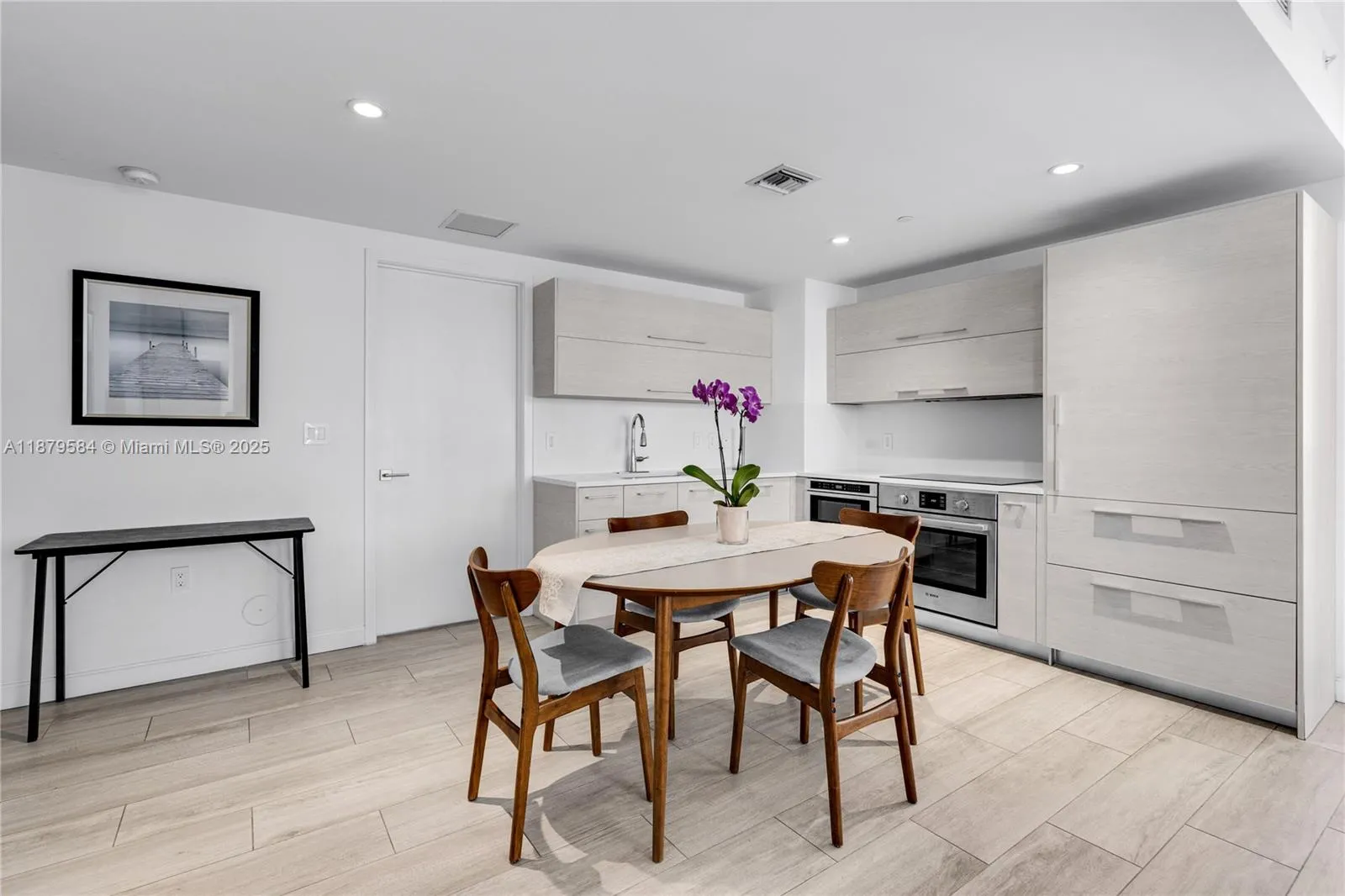 Miami, Florida 33130, United States, 2 Bedrooms Bedrooms, ,2 BathroomsBathrooms,Residential,Active,211092