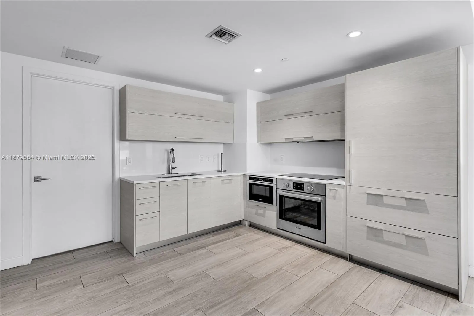 Miami, Florida 33130, United States, 2 Bedrooms Bedrooms, ,2 BathroomsBathrooms,Residential,Active,211092