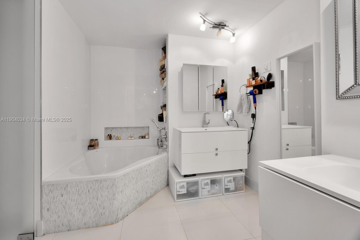 KINGS COURT WEST - Residential