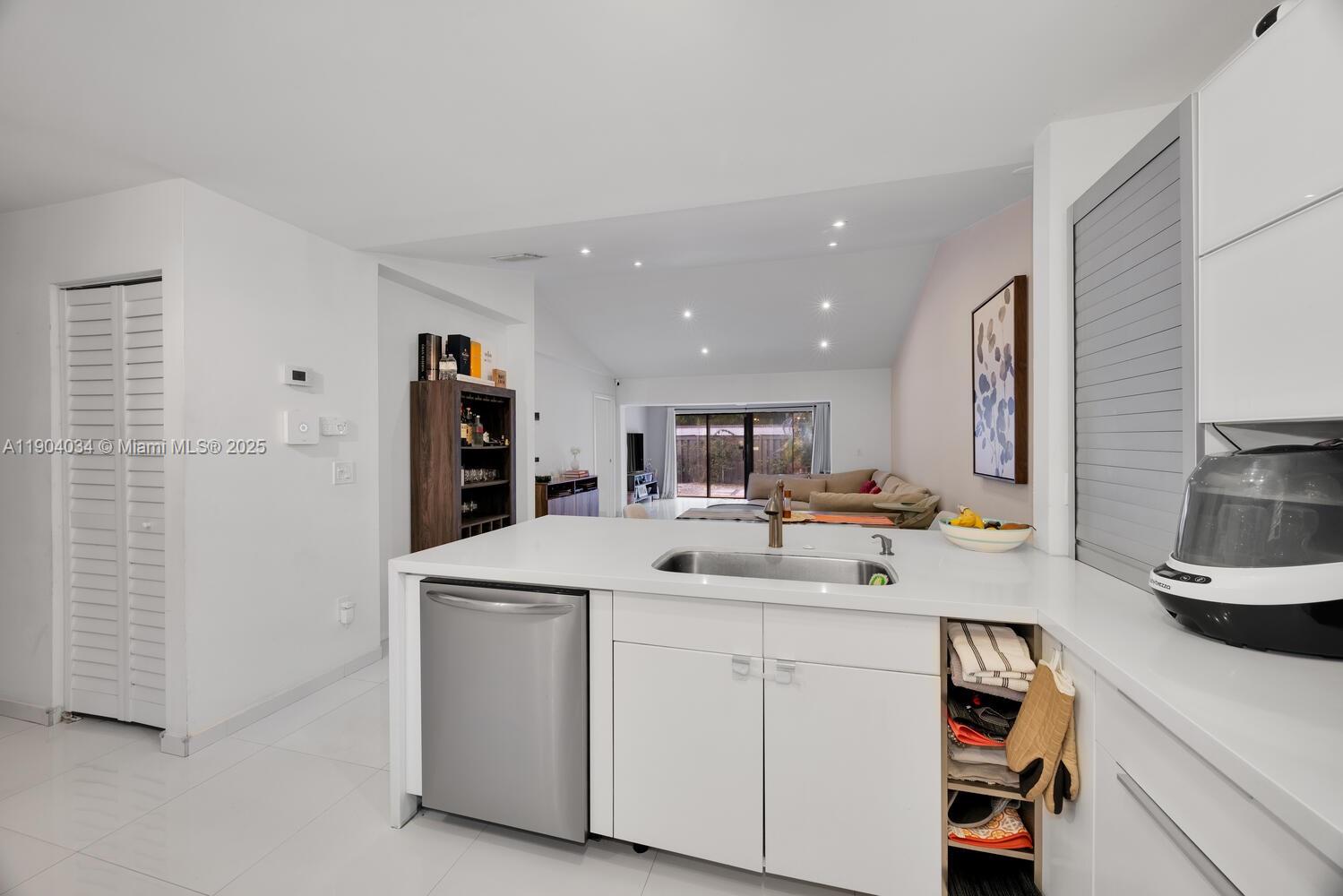 KINGS COURT WEST - Residential