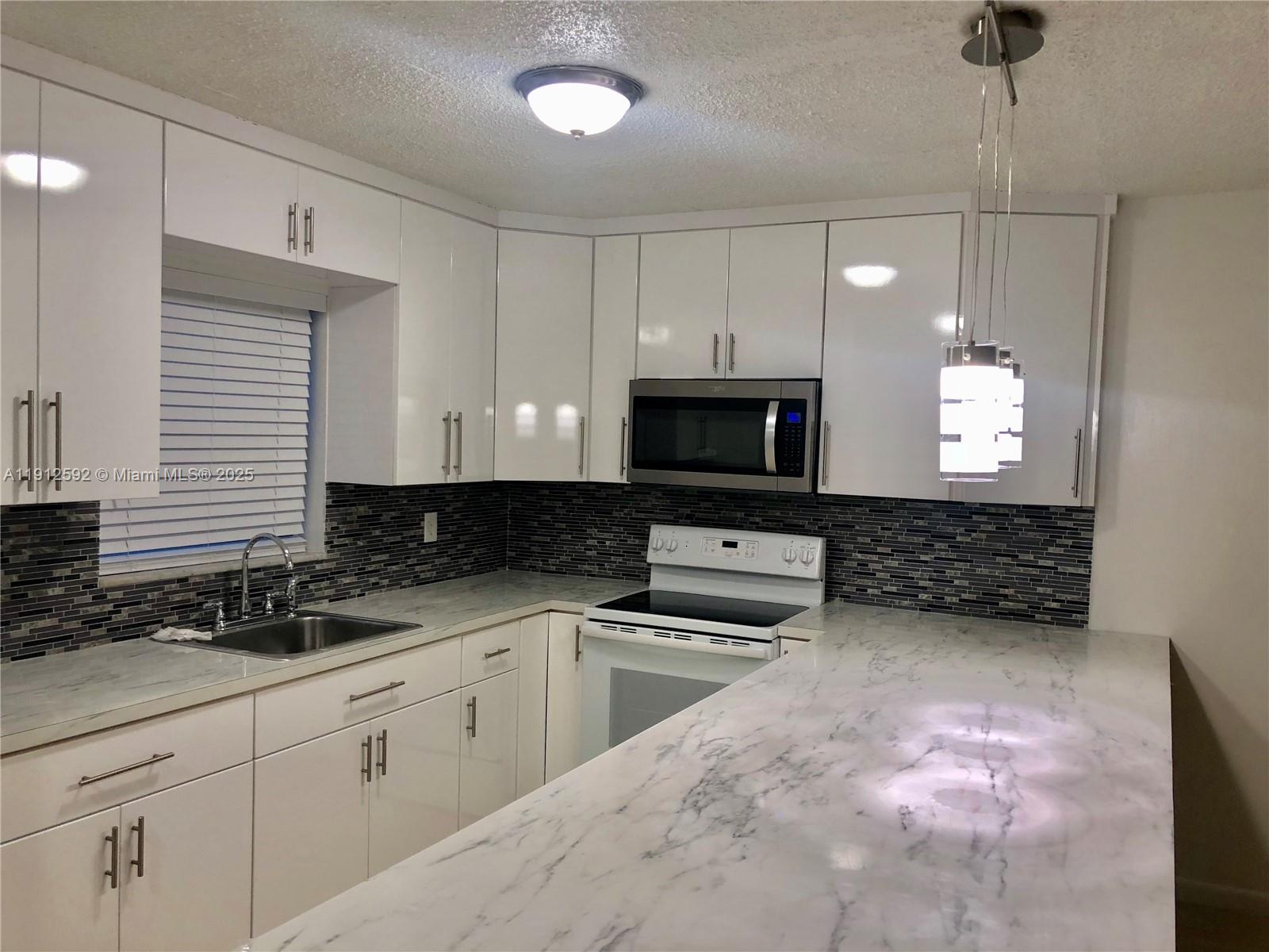 HOLLYWOOD LITTLE RANCHES - Residential Lease