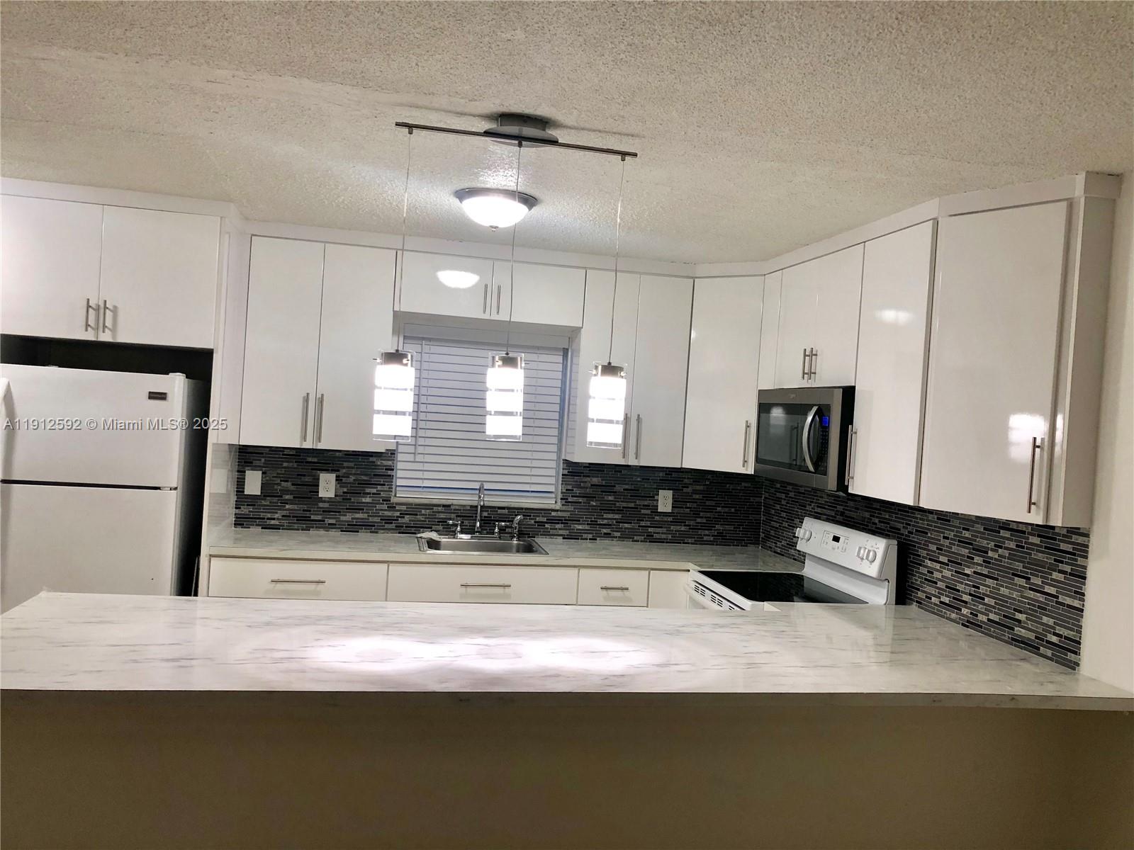 HOLLYWOOD LITTLE RANCHES - Residential Lease