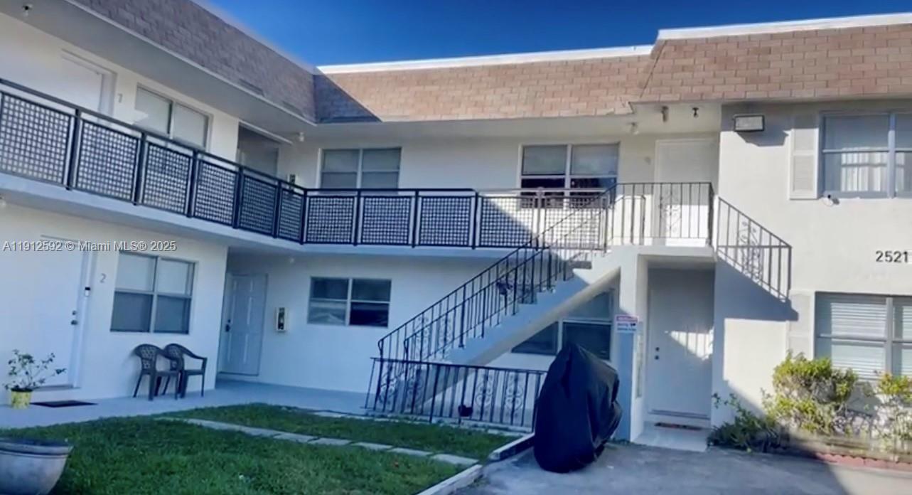 HOLLYWOOD LITTLE RANCHES - Residential Lease