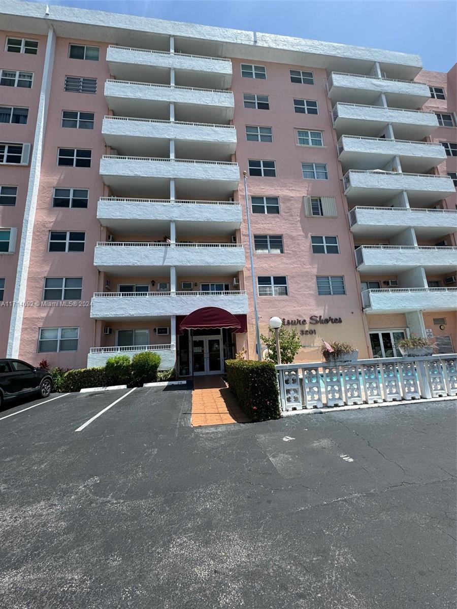1 BED / 1 BATH CONDO LOCATED ON INTERCOSTAL IN POMPANO BEACH