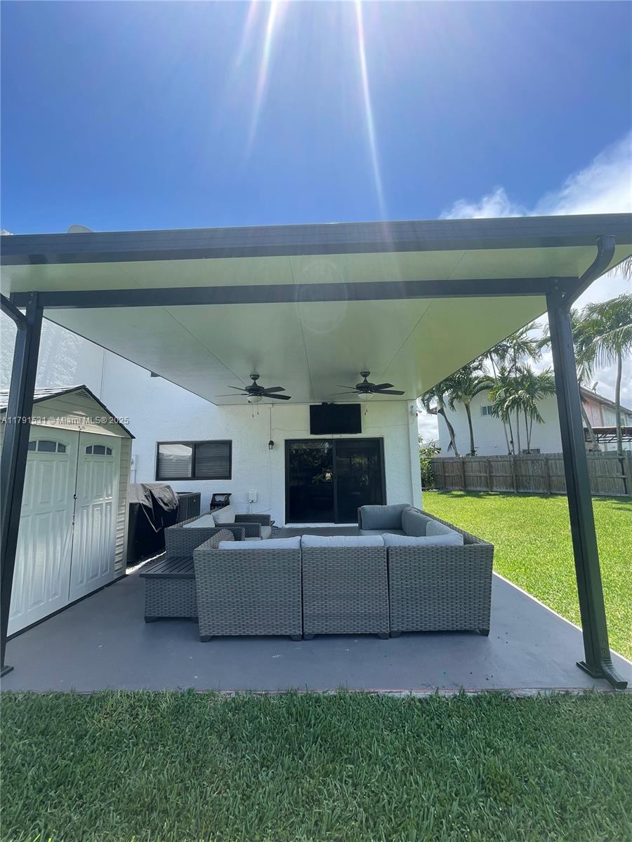 SNAPPER CREEK TOWNHOUSES - Residential