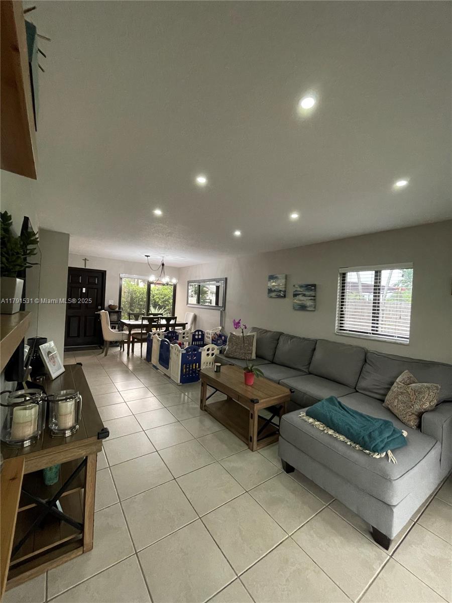 SNAPPER CREEK TOWNHOUSES - Residential