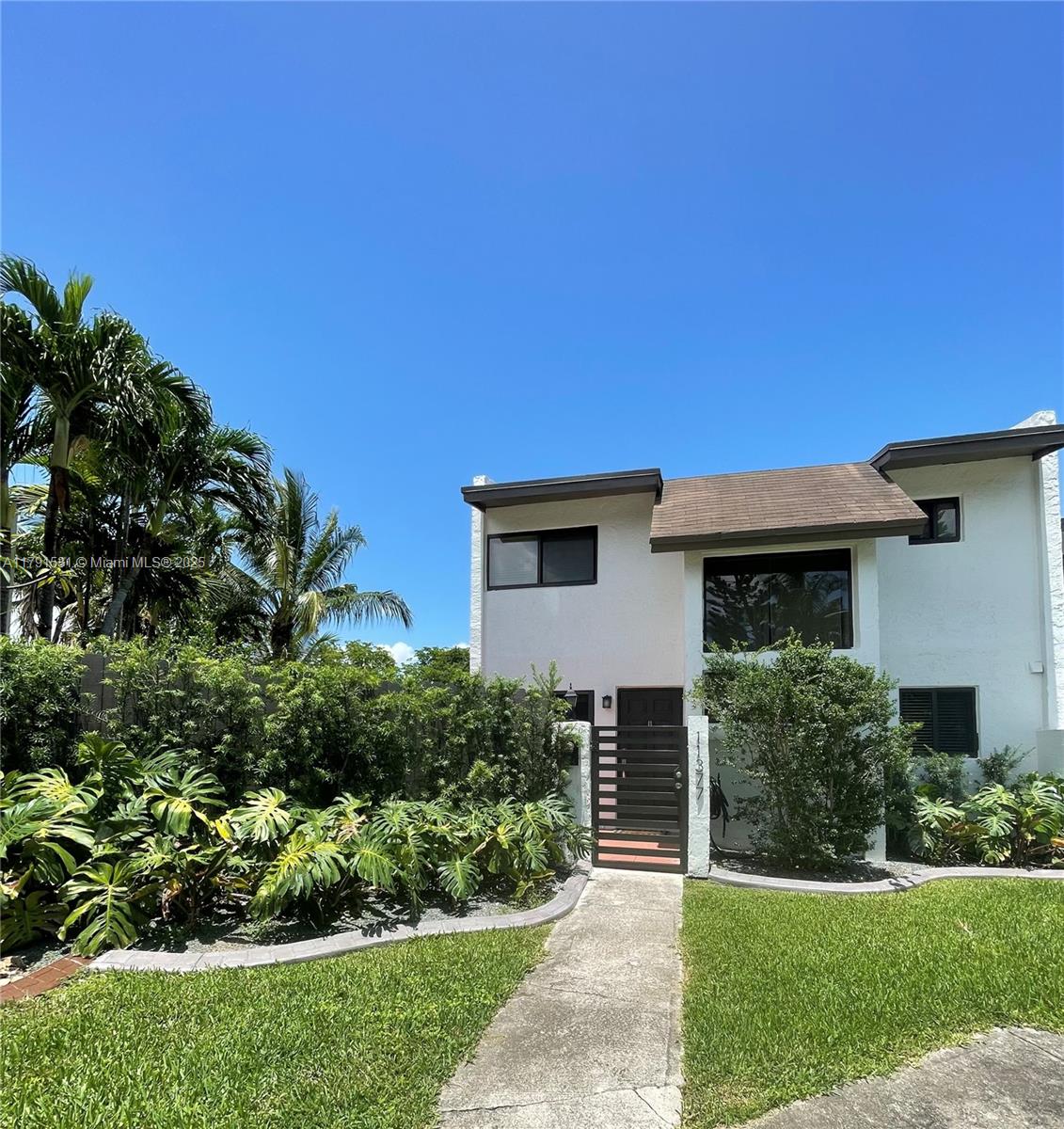 SNAPPER CREEK TOWNHOUSES - Residential