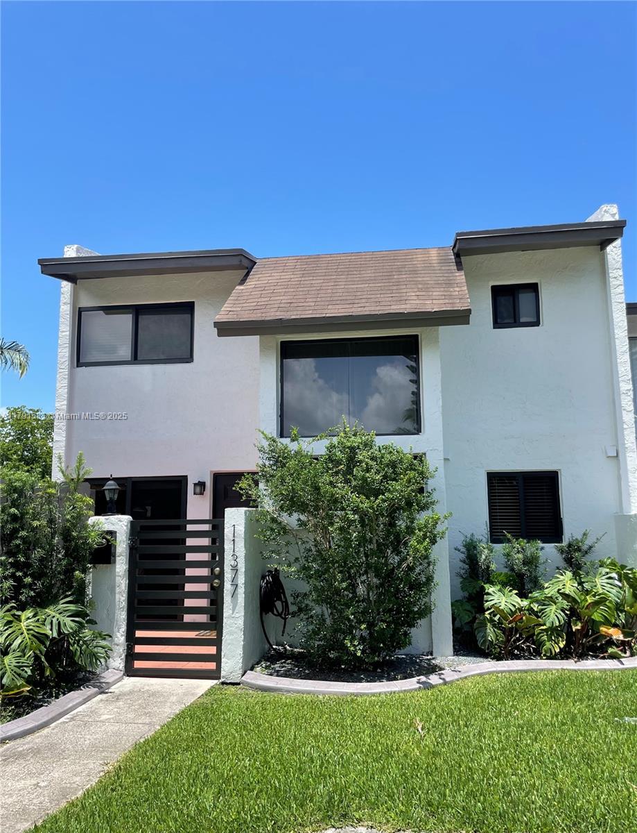 SNAPPER CREEK TOWNHOUSES - Residential