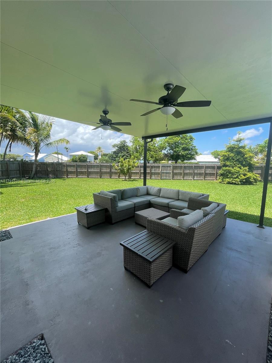 SNAPPER CREEK TOWNHOUSES - Residential
