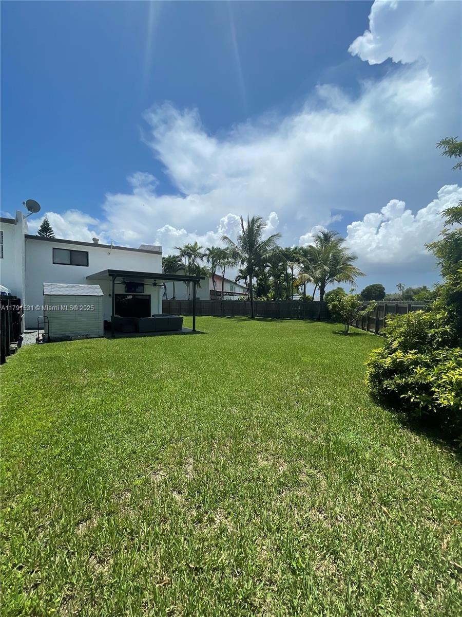 SNAPPER CREEK TOWNHOUSES - Residential