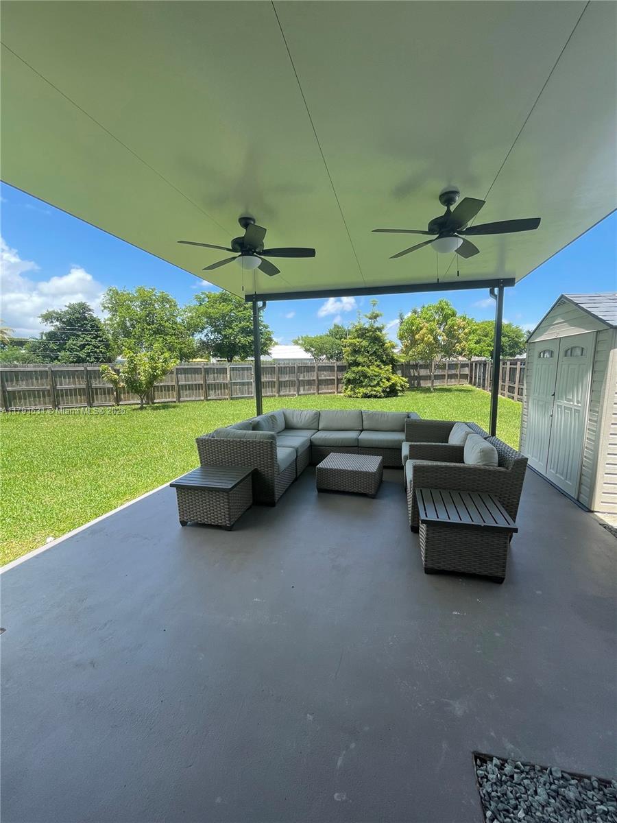 SNAPPER CREEK TOWNHOUSES - Residential