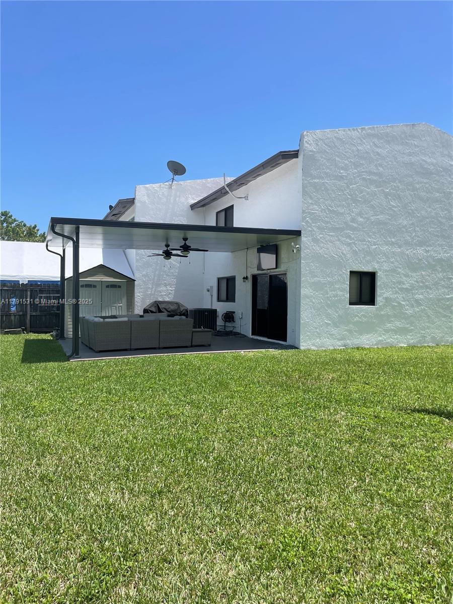 SNAPPER CREEK TOWNHOUSES - Residential