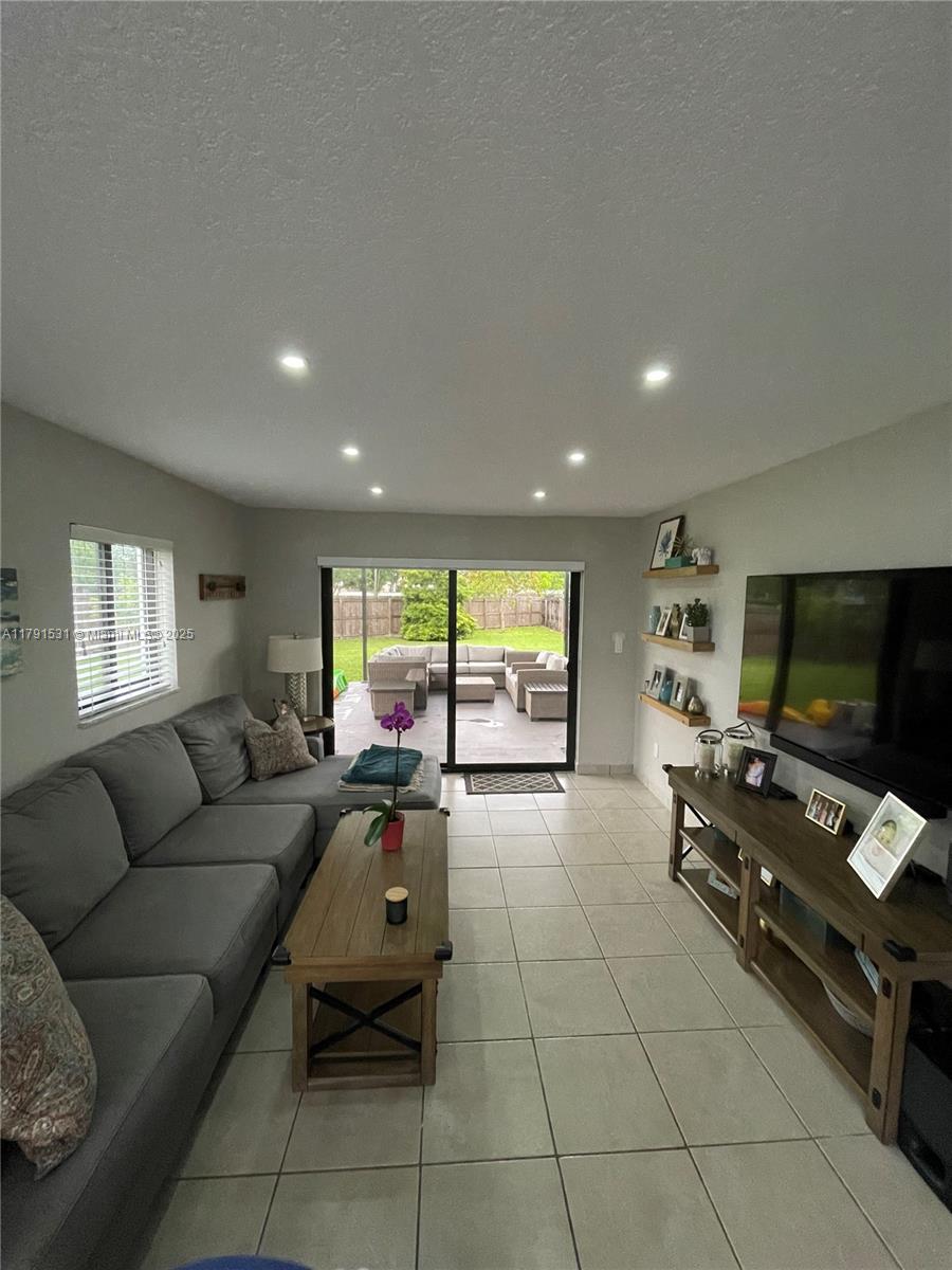 SNAPPER CREEK TOWNHOUSES - Residential