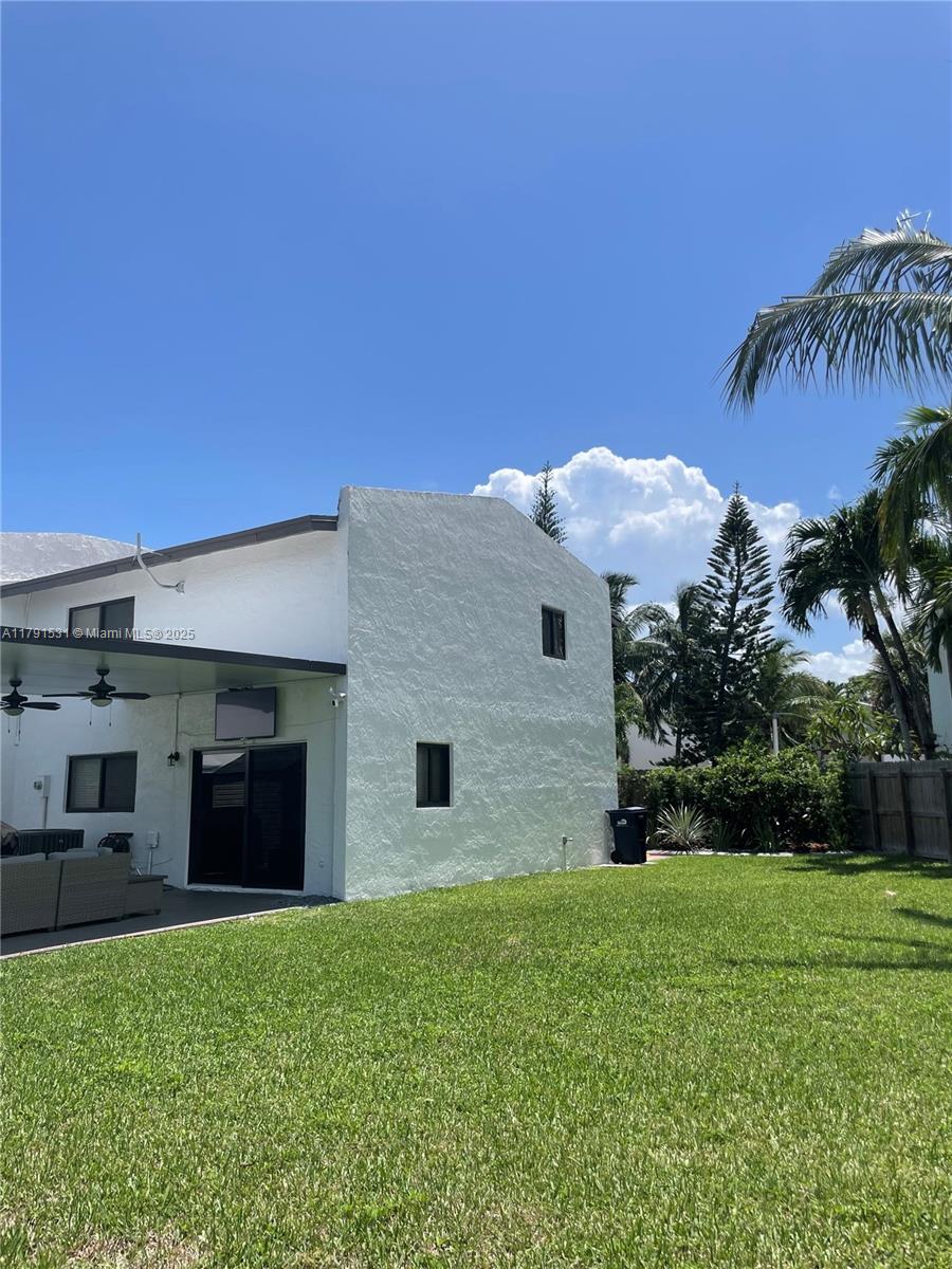 SNAPPER CREEK TOWNHOUSES - Residential
