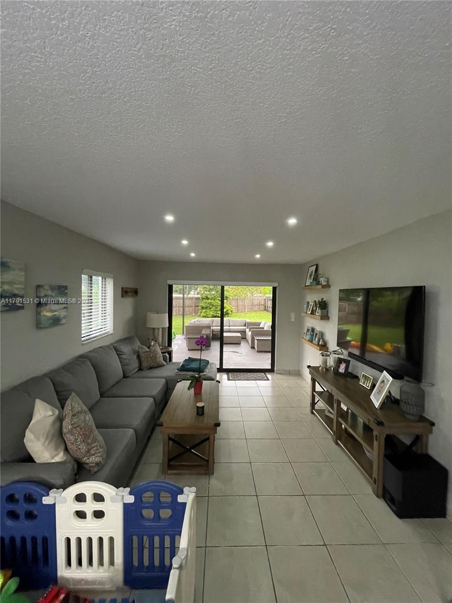 SNAPPER CREEK TOWNHOUSES - Residential