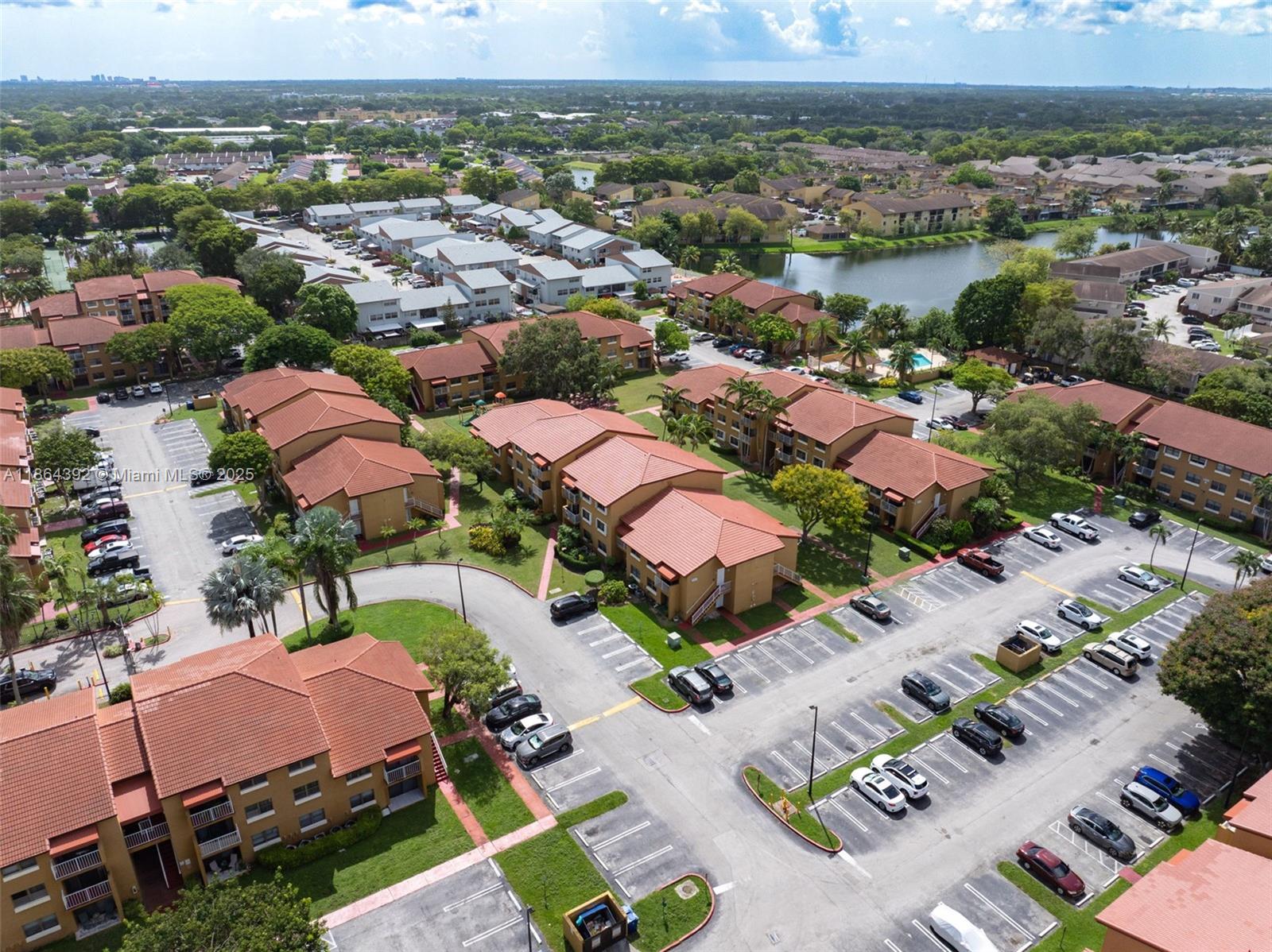 THE COURTS AT KENDALL - Residential