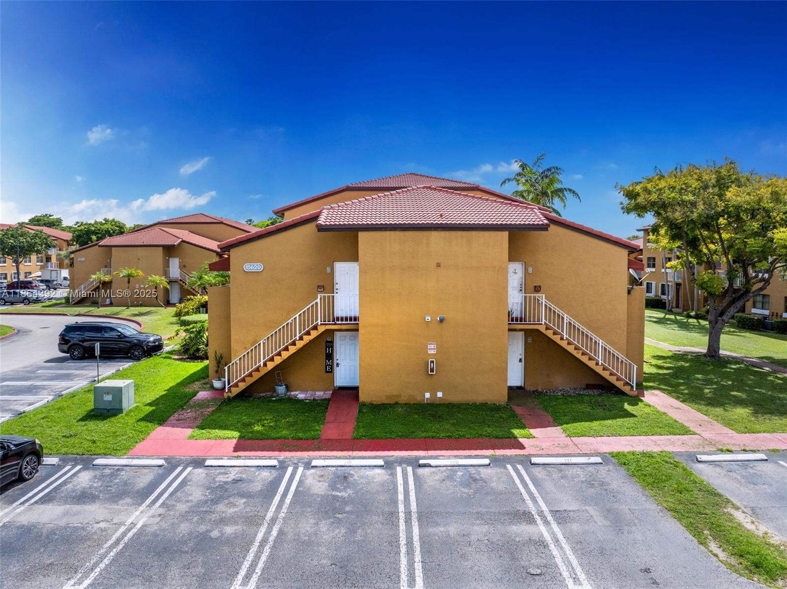 THE COURTS AT KENDALL - Residential