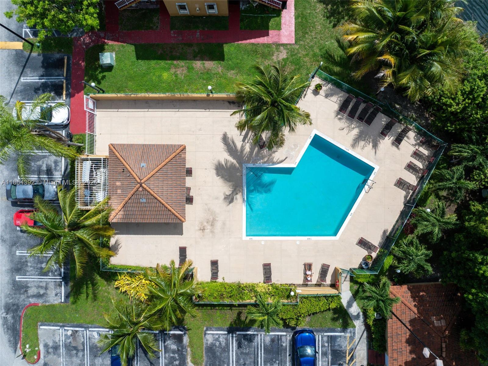 THE COURTS AT KENDALL - Residential