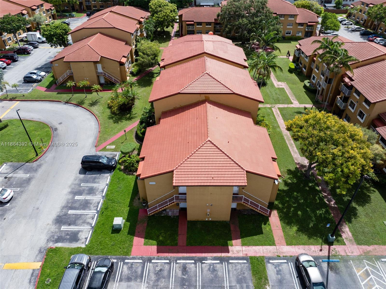 THE COURTS AT KENDALL - Residential